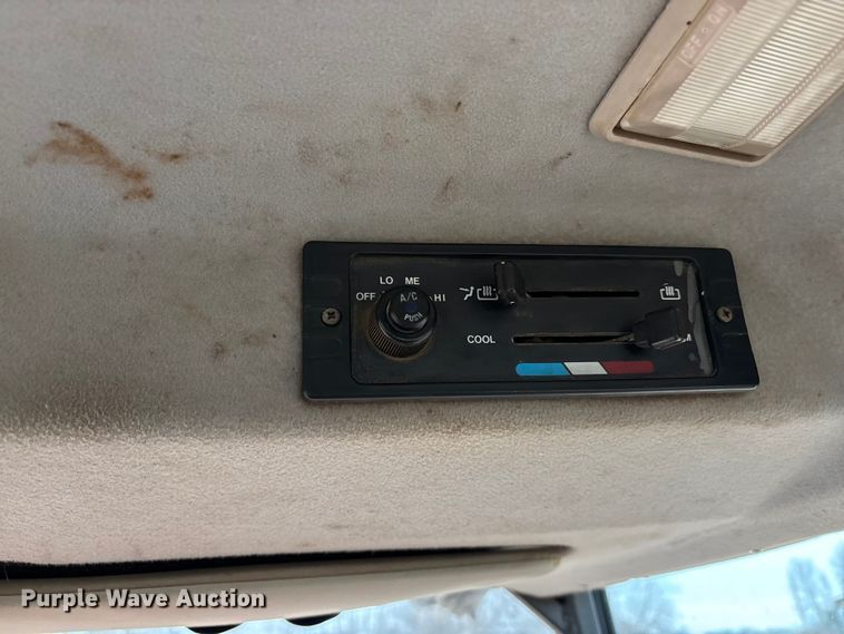 image for item DW7325 Kubota M820 Utility Special MFWD tractor