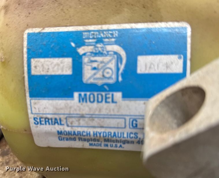 image for item EA2099 2005 American Signal message board trailer