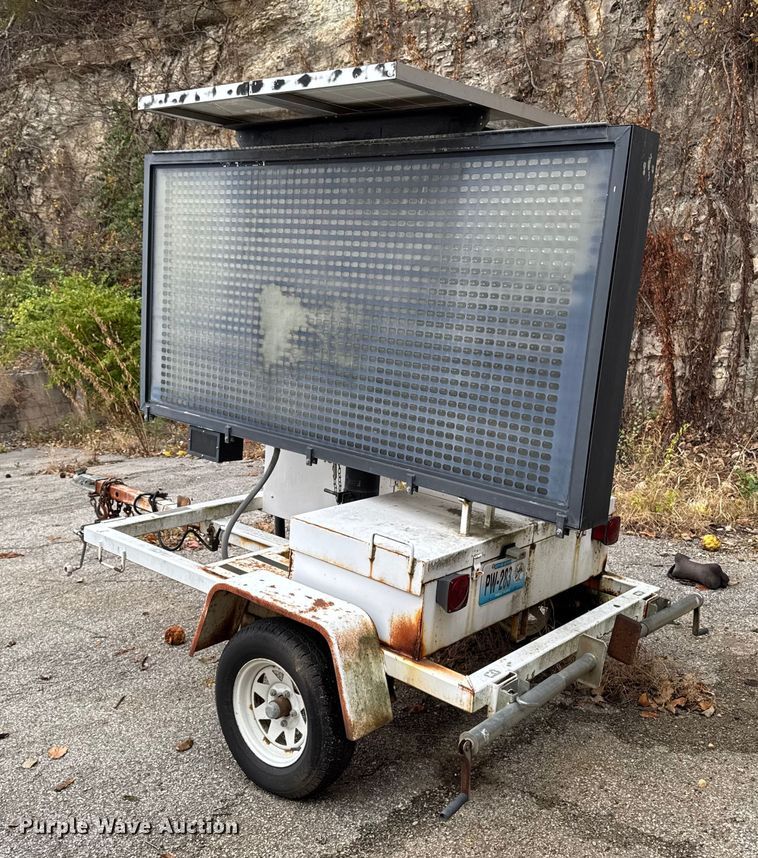 image for item EA2100 2005 American Signal message board trailer