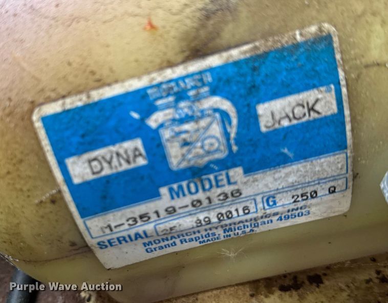 image for item EA2100 2005 American Signal message board trailer