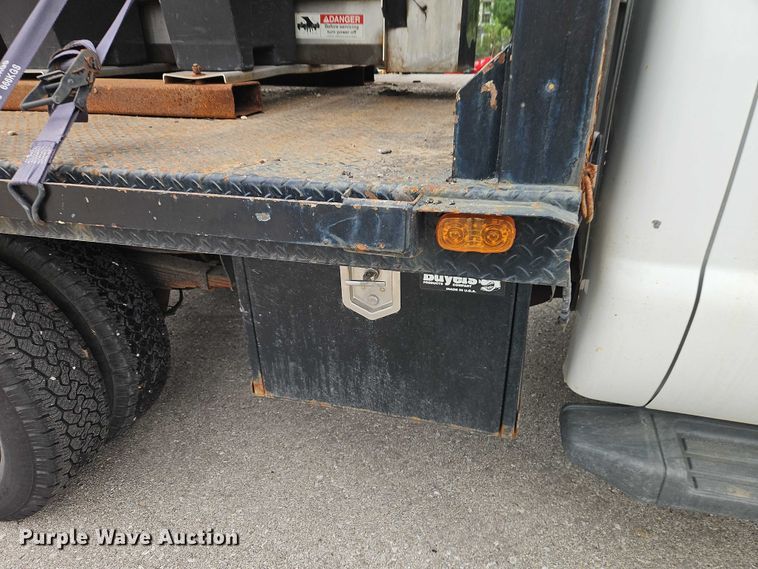 image for item EB8377 2012 Ford F350 flatbed pickup truck