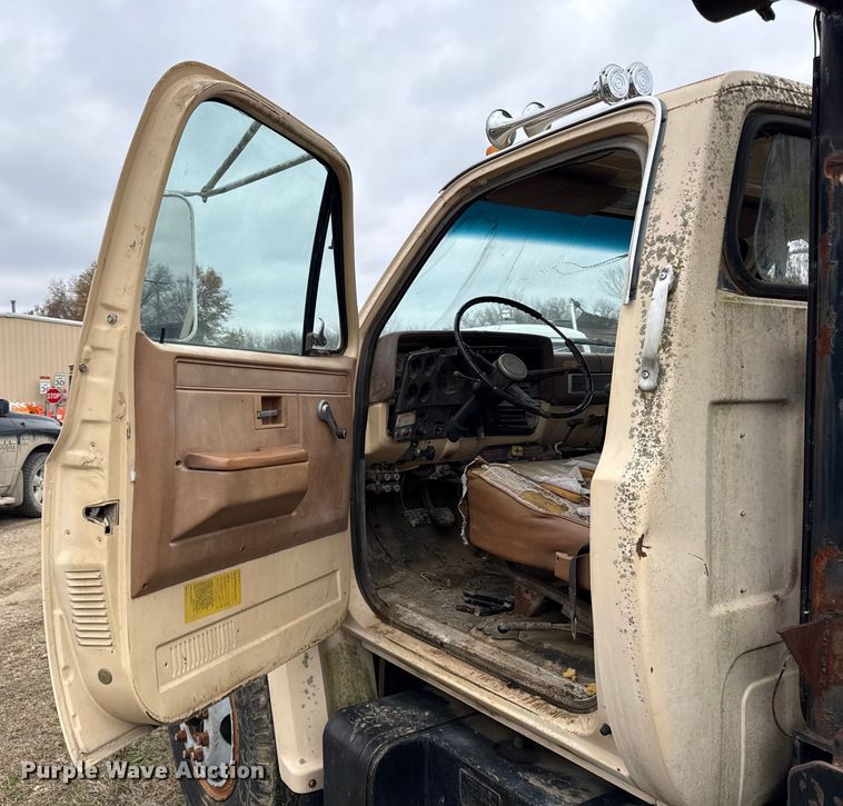 image for item EC4492 1988 Chevrolet C7 winch truck