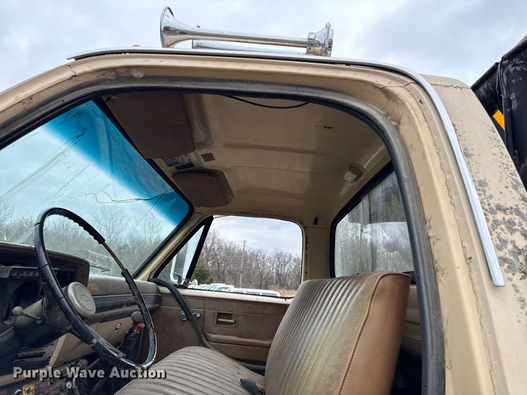 image for item EC4492 1988 Chevrolet C7 winch truck