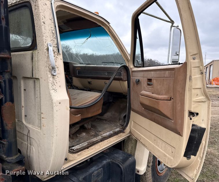 image for item EC4492 1988 Chevrolet C7 winch truck