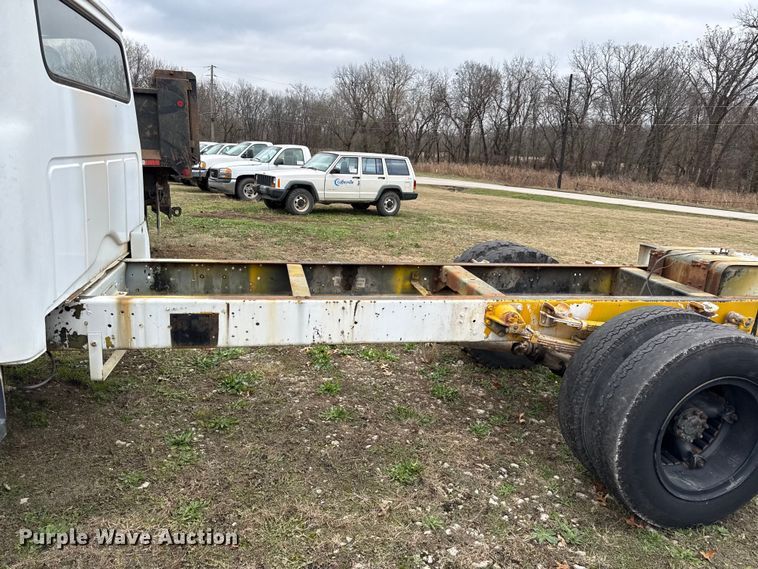 image for item EC4493 1978 International Loadstar 1600 truck cab and chassis