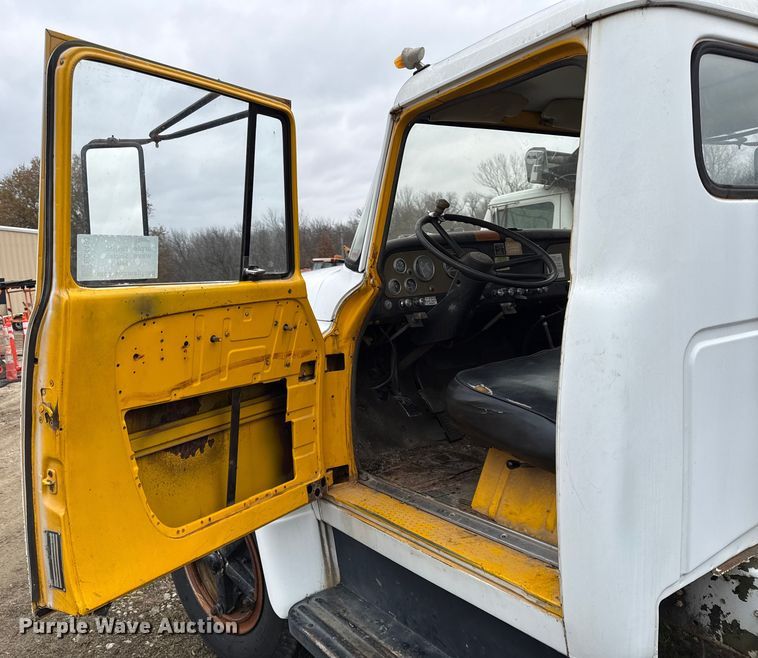 image for item EC4493 1978 International Loadstar 1600 truck cab and chassis