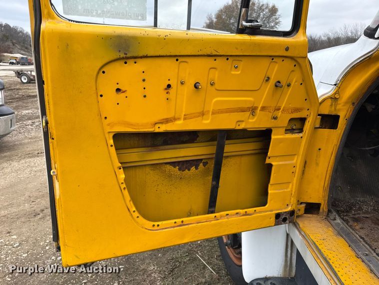 image for item EC4493 1978 International Loadstar 1600 truck cab and chassis