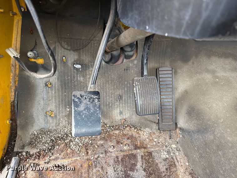 image for item EC4493 1978 International Loadstar 1600 truck cab and chassis