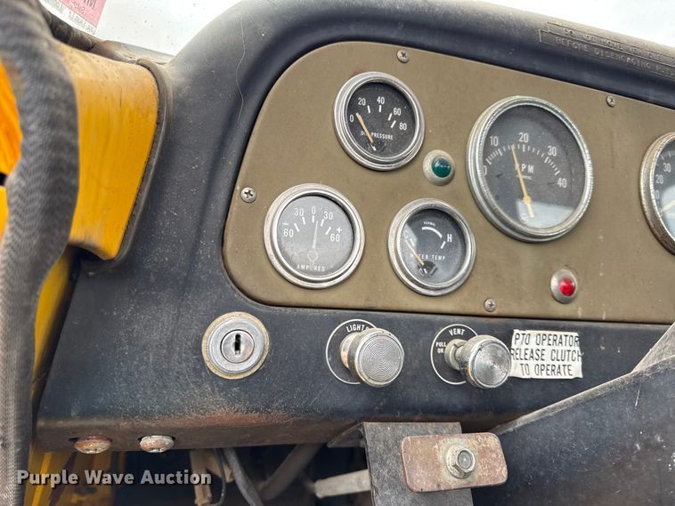 image for item EC4493 1978 International Loadstar 1600 truck cab and chassis