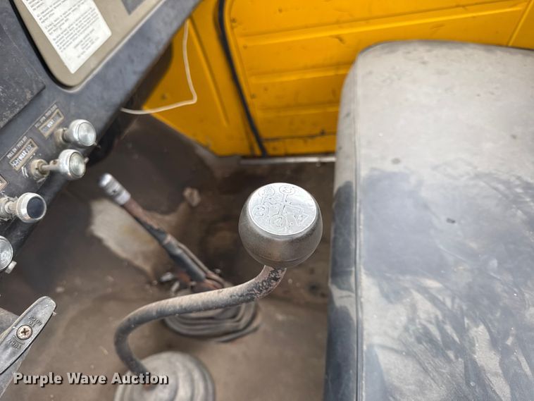 image for item EC4493 1978 International Loadstar 1600 truck cab and chassis