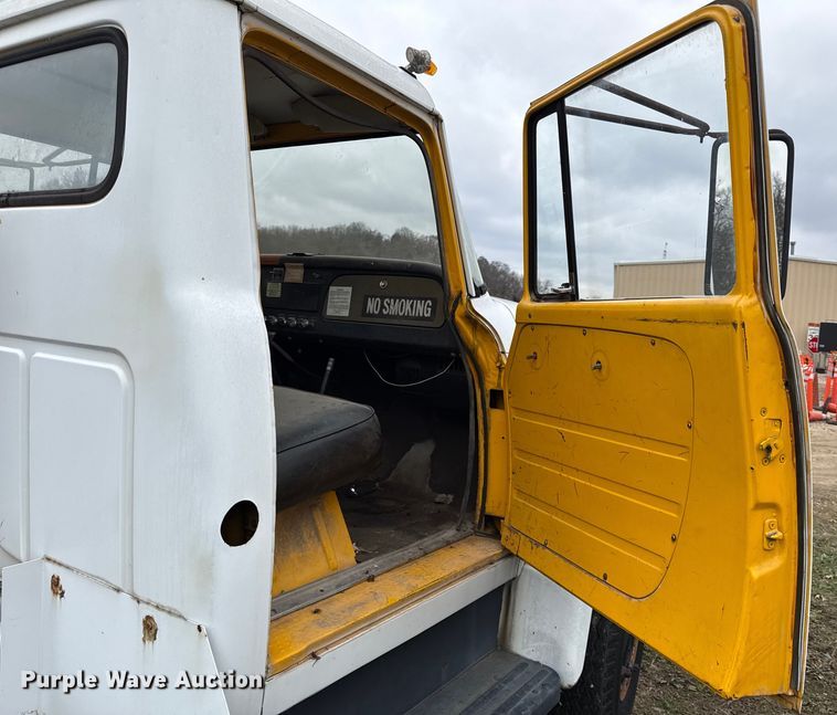 image for item EC4493 1978 International Loadstar 1600 truck cab and chassis