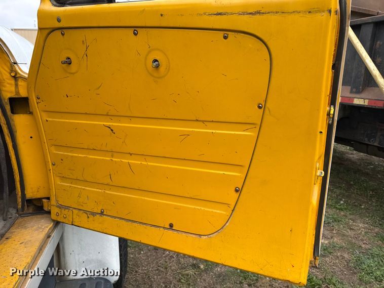 image for item EC4493 1978 International Loadstar 1600 truck cab and chassis