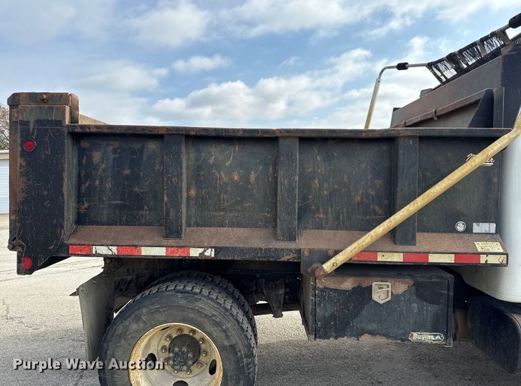 image for item EC4494 2000 International 4700 dump truck