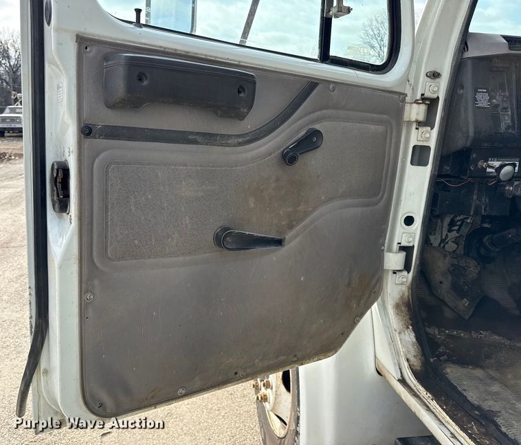 image for item EC4494 2000 International 4700 dump truck