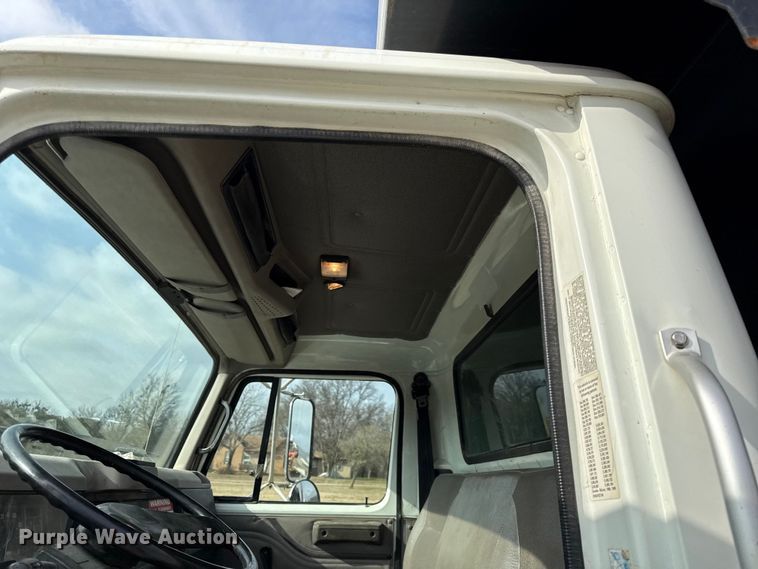 image for item EC4494 2000 International 4700 dump truck