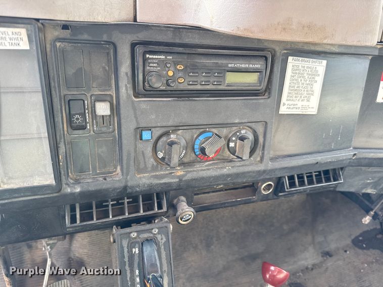 image for item EC4494 2000 International 4700 dump truck