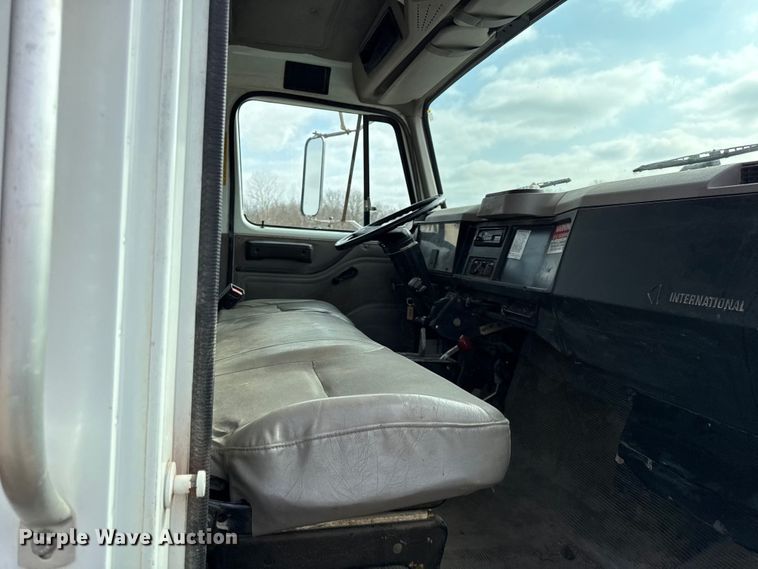 image for item EC4494 2000 International 4700 dump truck