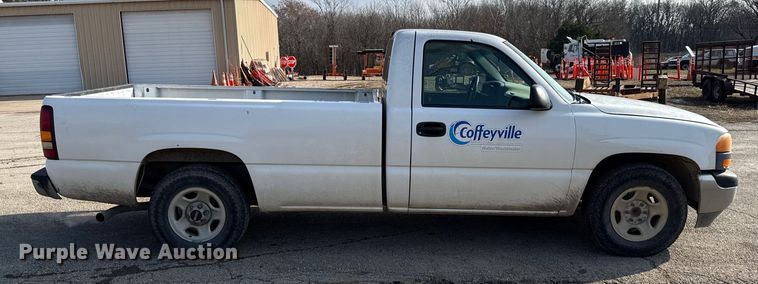 image for item EC4495 2002 GMC Sierra 1500 pickup truck