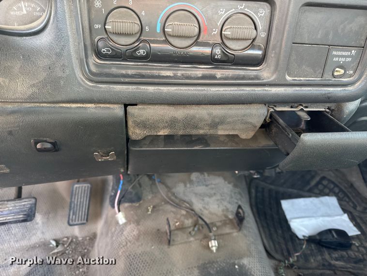 image for item EC4495 2002 GMC Sierra 1500 pickup truck