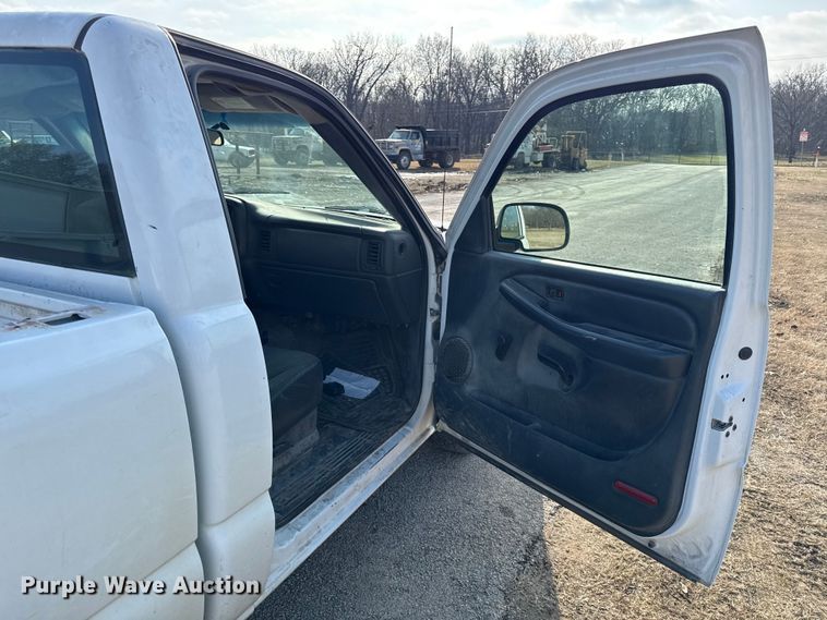 image for item EC4495 2002 GMC Sierra 1500 pickup truck