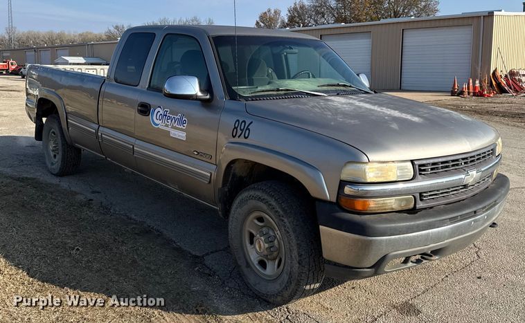 image for item EC4499 2000 Chevrolet Silverado 2500 Ext. Cab pickup truck