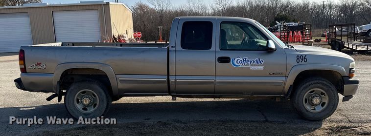 image for item EC4499 2000 Chevrolet Silverado 2500 Ext. Cab pickup truck