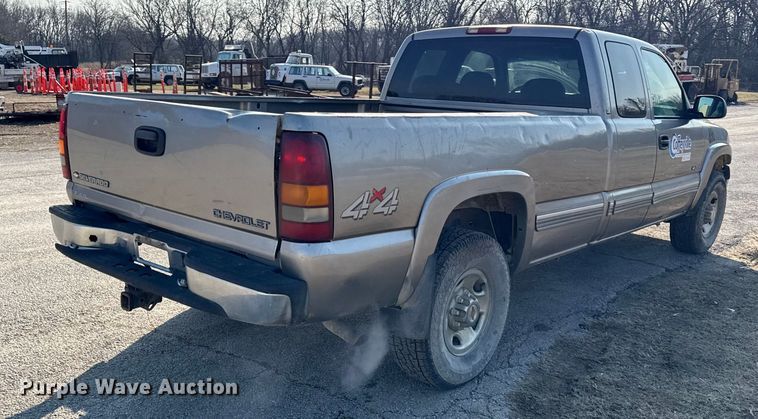 image for item EC4499 2000 Chevrolet Silverado 2500 Ext. Cab pickup truck