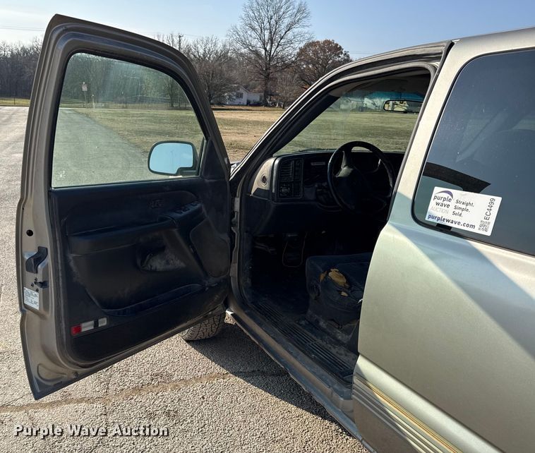 image for item EC4499 2000 Chevrolet Silverado 2500 Ext. Cab pickup truck