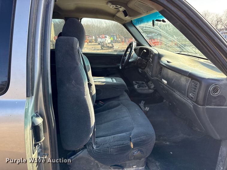 image for item EC4499 2000 Chevrolet Silverado 2500 Ext. Cab pickup truck