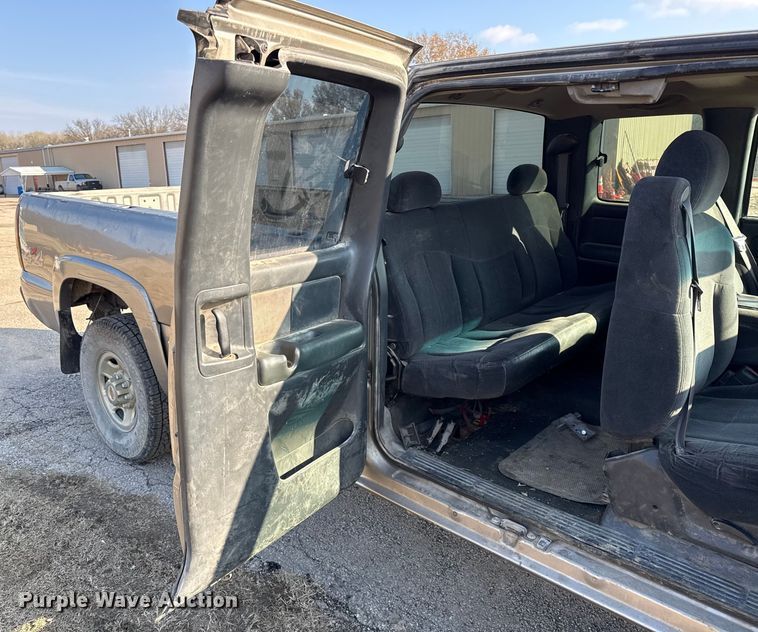 image for item EC4499 2000 Chevrolet Silverado 2500 Ext. Cab pickup truck