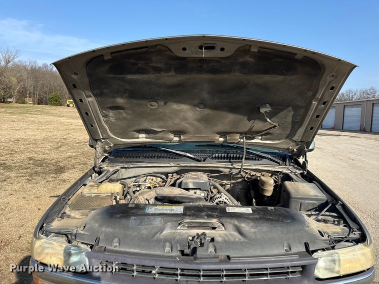 image for item EC4499 2000 Chevrolet Silverado 2500 Ext. Cab pickup truck