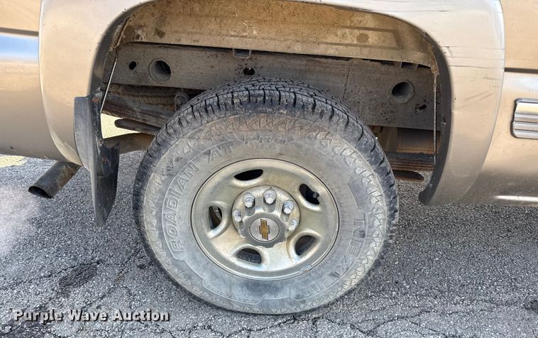 image for item EC4499 2000 Chevrolet Silverado 2500 Ext. Cab pickup truck