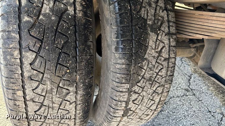 image for item EC4501 2005 Ford F350 Super Duty XL dump flatbed pickup truck