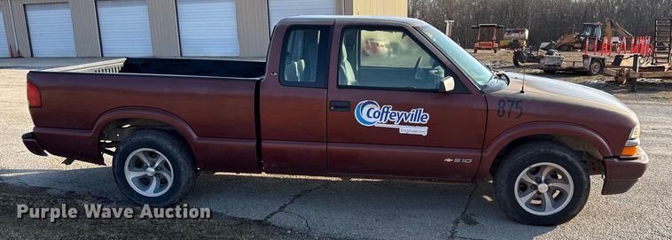 image for item EC4502 1998 Chevrolet S10 Pickup Ext. Cab pickup truck