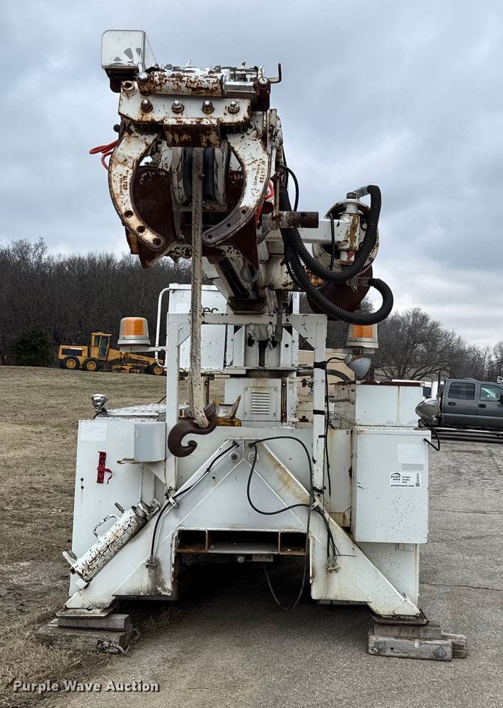 image for item EC4515 1993 Altec digger derrick bed