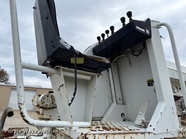 image for item EC4515 1993 Altec digger derrick bed