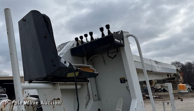 image for item EC4515 1993 Altec digger derrick bed