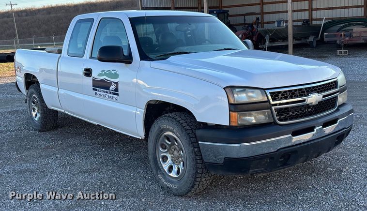 image for item ED2436 2006 Chevrolet Silverado 15000 Ext. Cab pickup truck