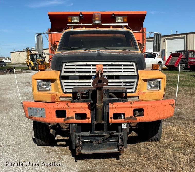 image for item EE4359 1993 Ford F800 dump truck