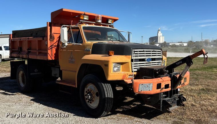 image for item EE4359 1993 Ford F800 dump truck