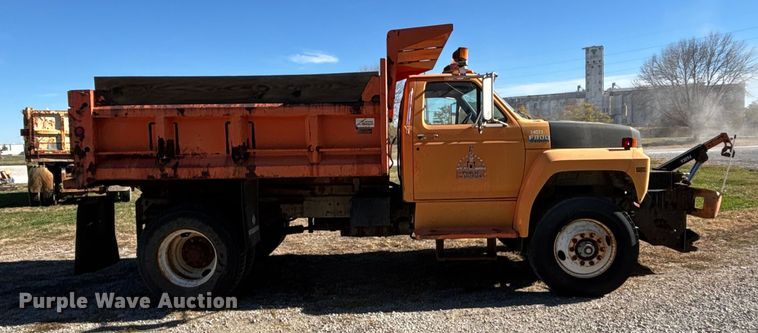 image for item EE4359 1993 Ford F800 dump truck
