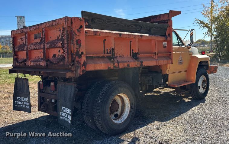 image for item EE4359 1993 Ford F800 dump truck