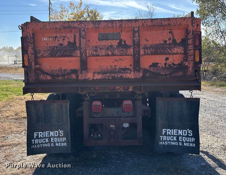 image for item EE4359 1993 Ford F800 dump truck