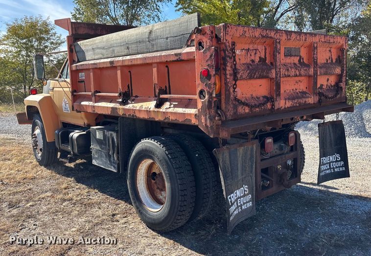 image for item EE4359 1993 Ford F800 dump truck