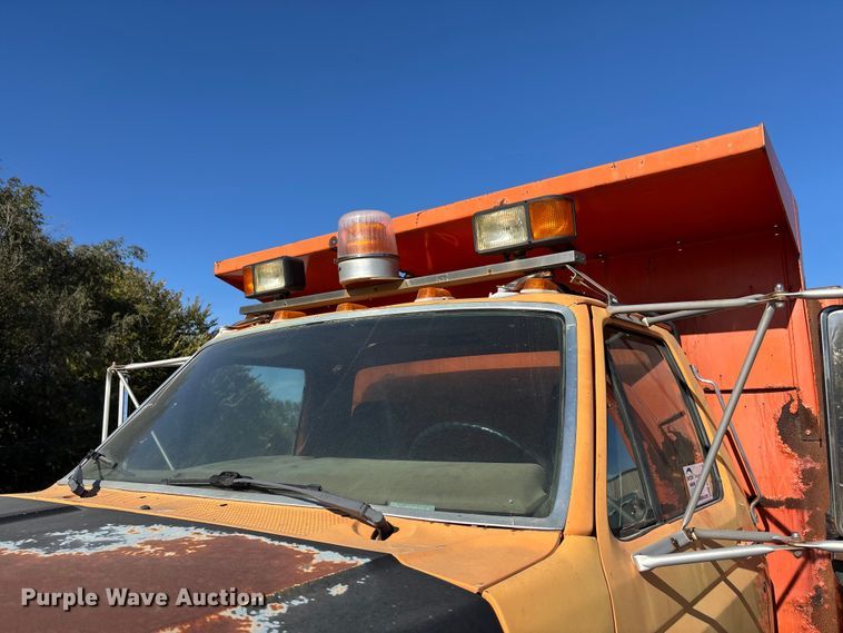 image for item EE4359 1993 Ford F800 dump truck