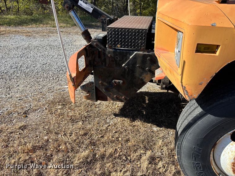 image for item EE4359 1993 Ford F800 dump truck