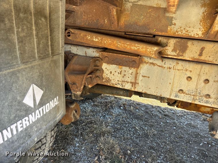 image for item EE4359 1993 Ford F800 dump truck