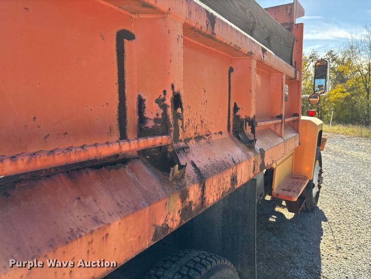 image for item EE4359 1993 Ford F800 dump truck