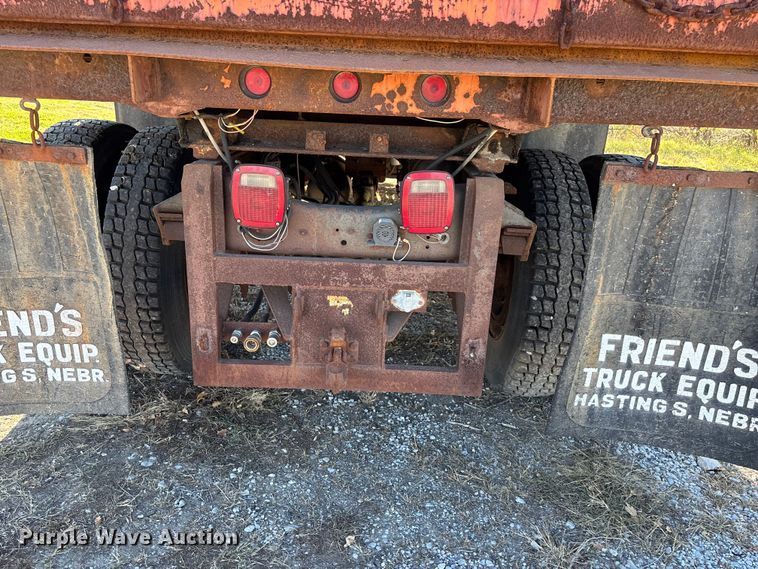 image for item EE4359 1993 Ford F800 dump truck