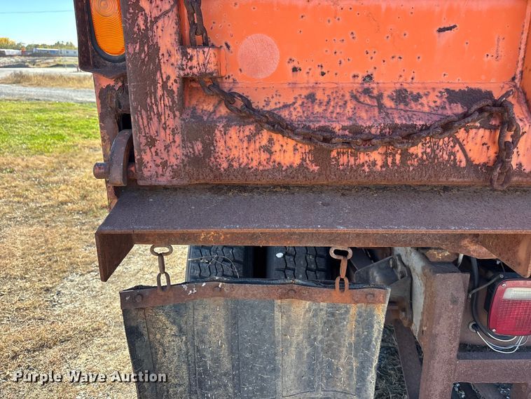 image for item EE4359 1993 Ford F800 dump truck